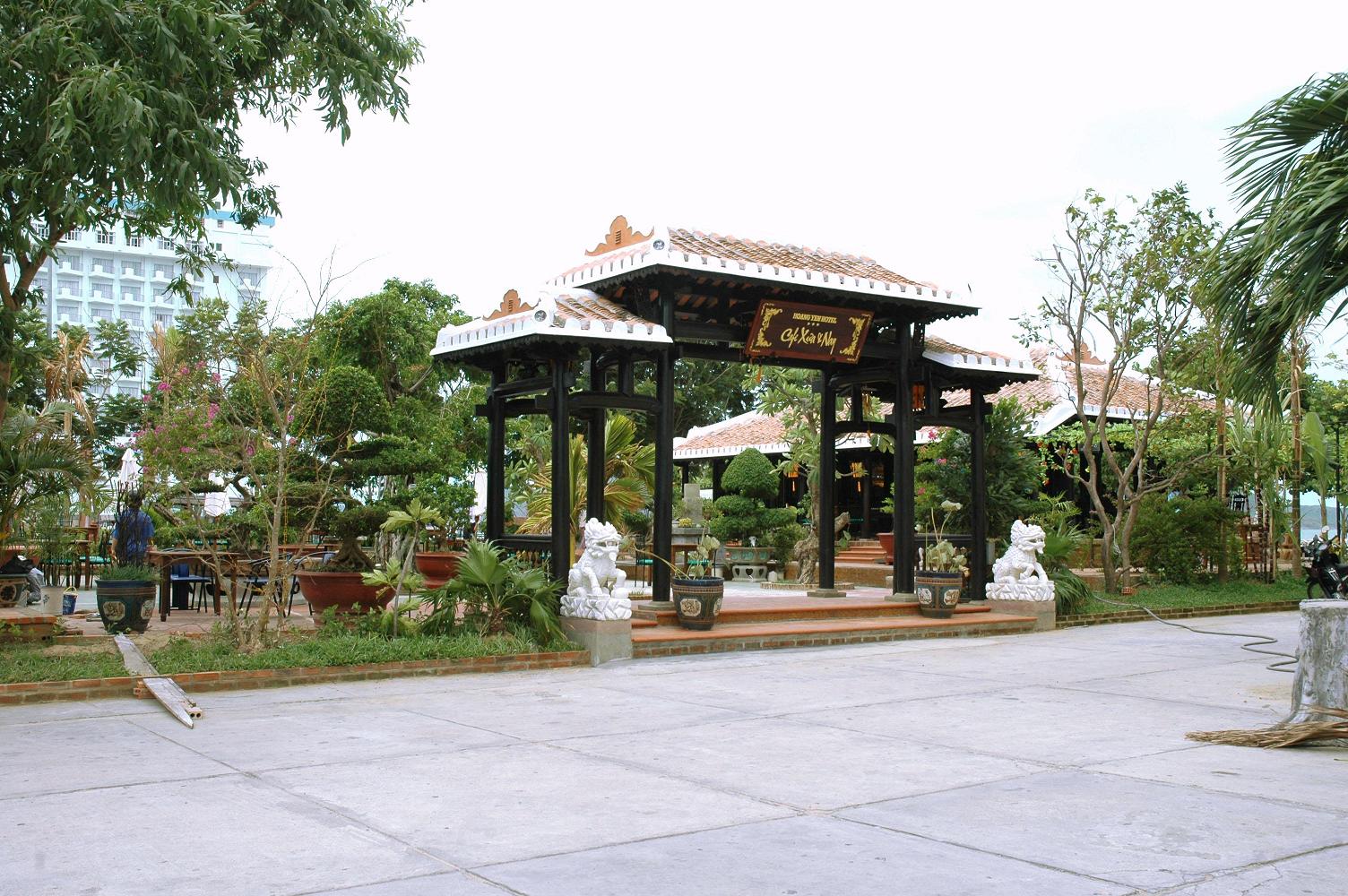 HOANG YEN